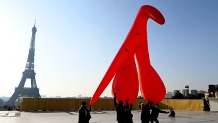 Download Video: Journée internationale des droits des femmes : un clitoris géant devant la tour Eiffel