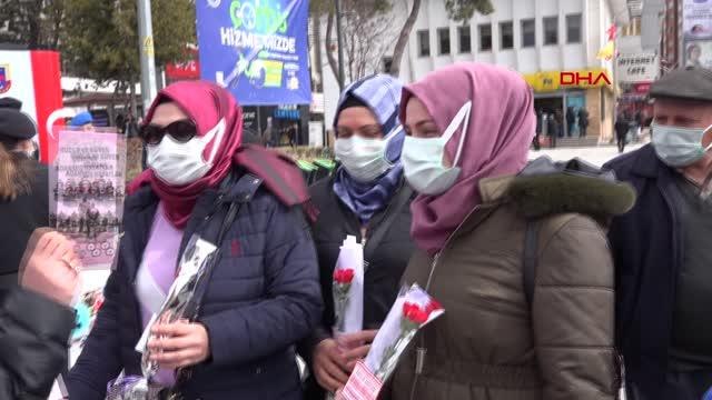 Son dakika: ÇORUM Kadın astsubayın omzuna elini koyup, 'Sizlerle gurur duyuyorum' dedi