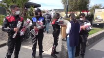 Son dakika haber! MUĞLA Marmaris polisi kadınlara gül dağıttı