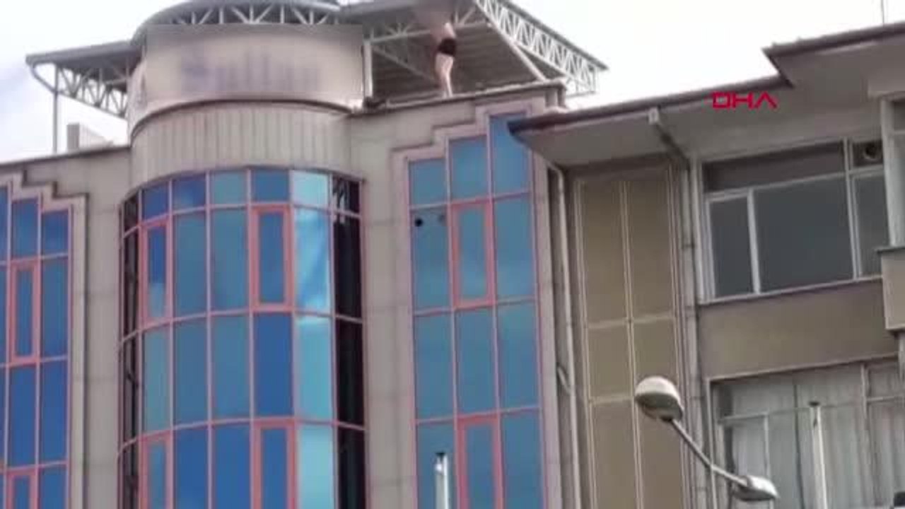 TOKAT 5 katlı binanın çatısında yarı çıplak intihara kalkıştı, polis vazgeçirdi