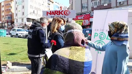 TEKİRDAĞ - Polisten kadınlara karanfil