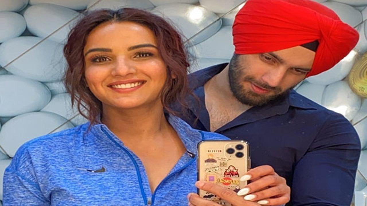 Jasmin Bhasin ने पंजाब में शूट के दौरान Shehzad Deol संग की खूब मस्ती |FilmiBeat