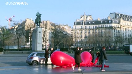 Cinsel eğitime dikkat çekmek için Paris'te dev klitoris balonuyla eylem