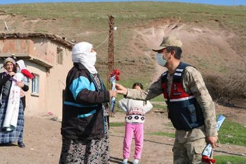 Diyarbakır'da, jandarmadan kadınlara karanfil