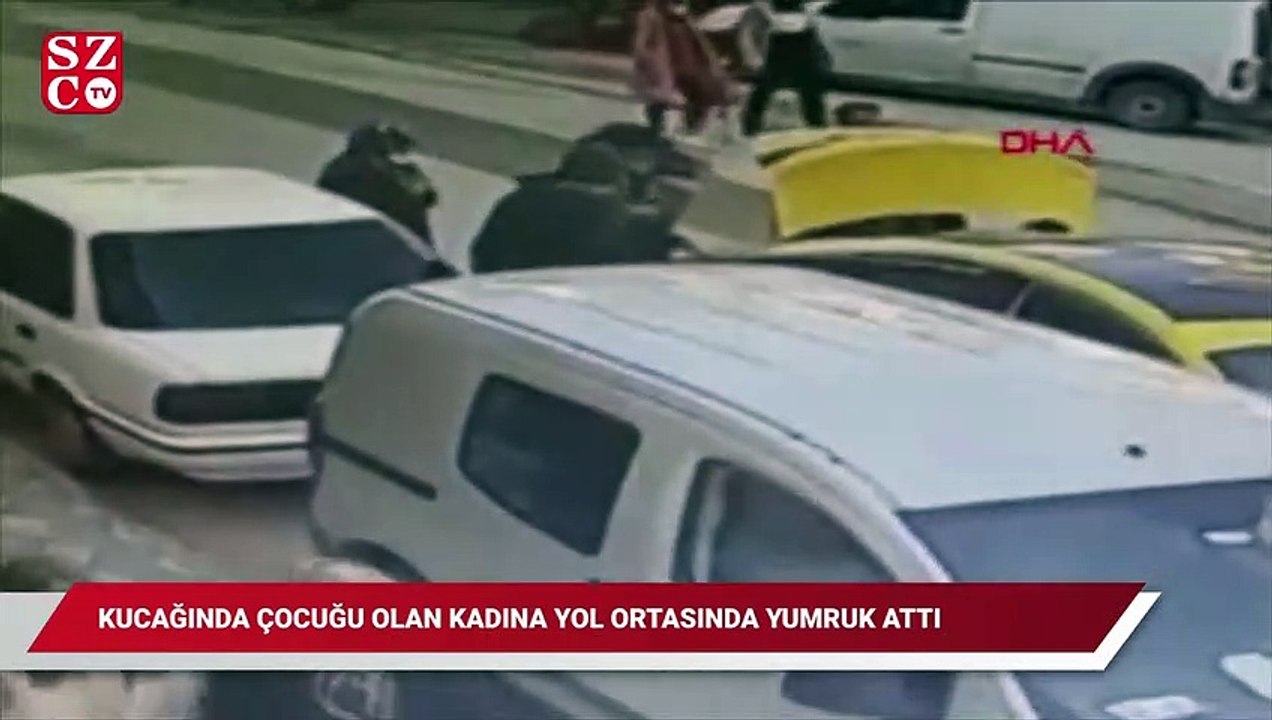 Kucağında çocuğu olan kadına yol ortasında yumruk attı