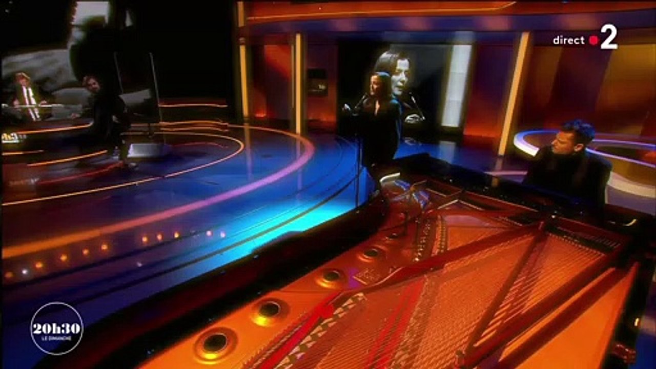 Camille Lellouche chante "N'insiste pas" en live sur France 2