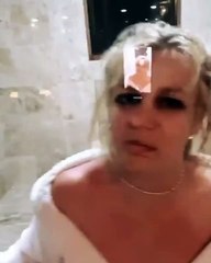 El impresionante baño de Britney Spears: una ducha para un equipo de fútbol