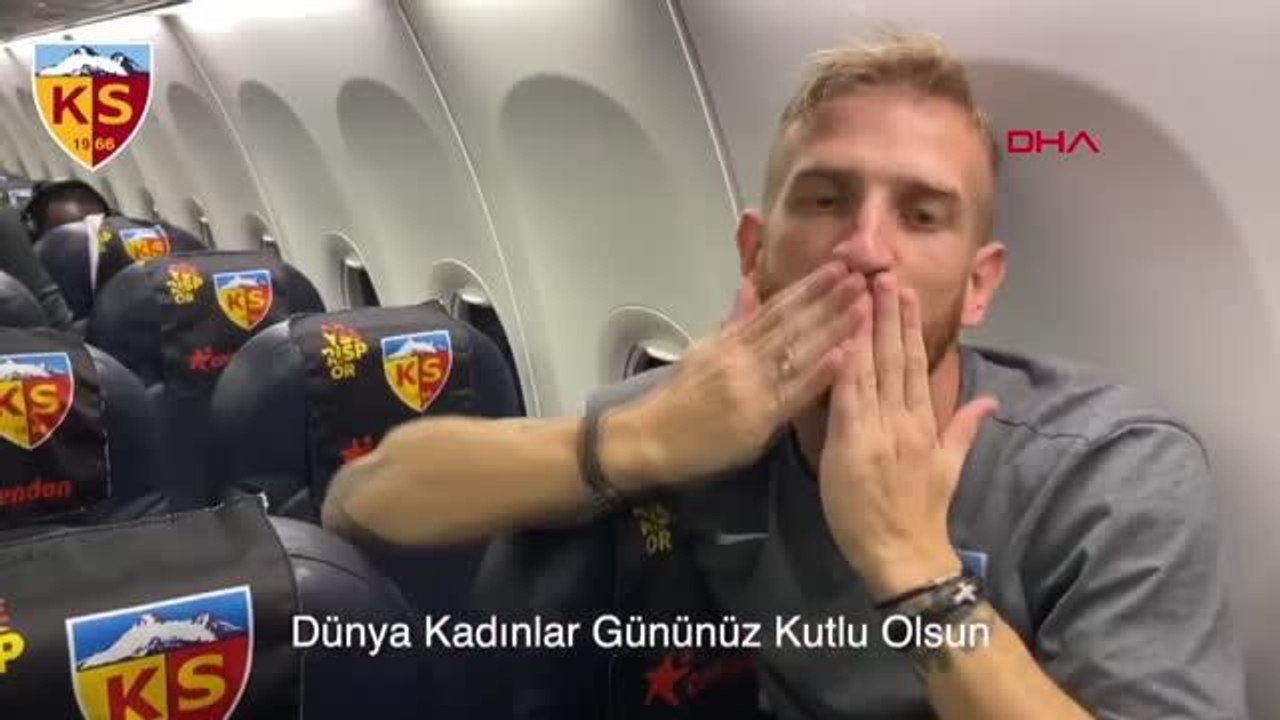 SPOR Kayserisporlu futbolcular, 8 Mart Dünya Kadınlar Günü'nü kutladı