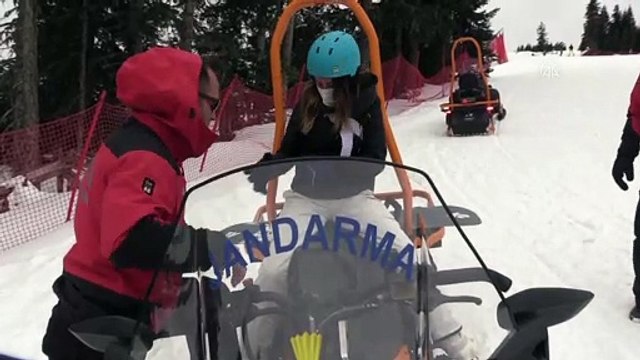 KASTAMONU - Ilgaz Dağı'nda mahsur kalan ve sakatlananlara jandarma kar motorlarıyla ulaşıyor