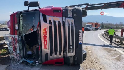 - Devrilen tır TEM bağlantı yolunu trafiğe kapattı: 1 yaralı