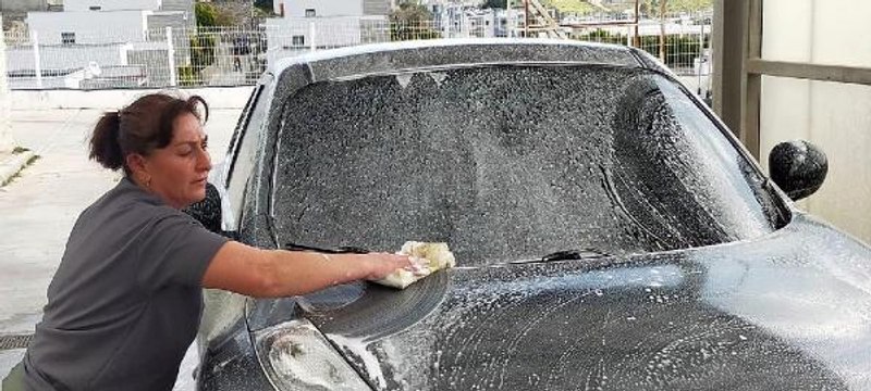 Barlak; oto yıkamada araçlara seramik yapıyor, pasta cila atıyor