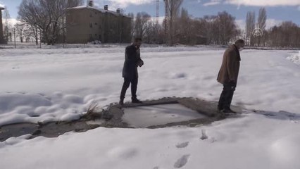 Kaynak suyu üzerinde oluşan köpüklerin yanması vatandaşların ilgisini çekiyor