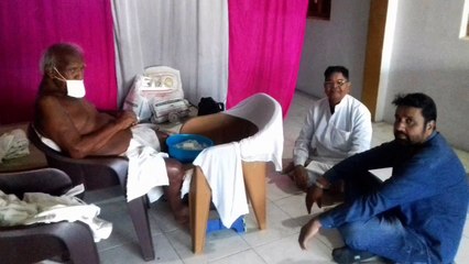 जैन मुनि के दर्शन का लाभ ले रहे समाजजन