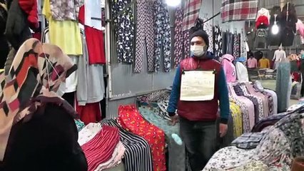 SAKARYA - Sakaryalı pazarcı müşterilerinin güvenini kazanmak için üzerine HES kodunu yazdığı kağıt astı