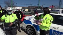 Son dakika haber! DÜZCE Polisten kadın sürücülere karanfil ve çikolata sürprizi