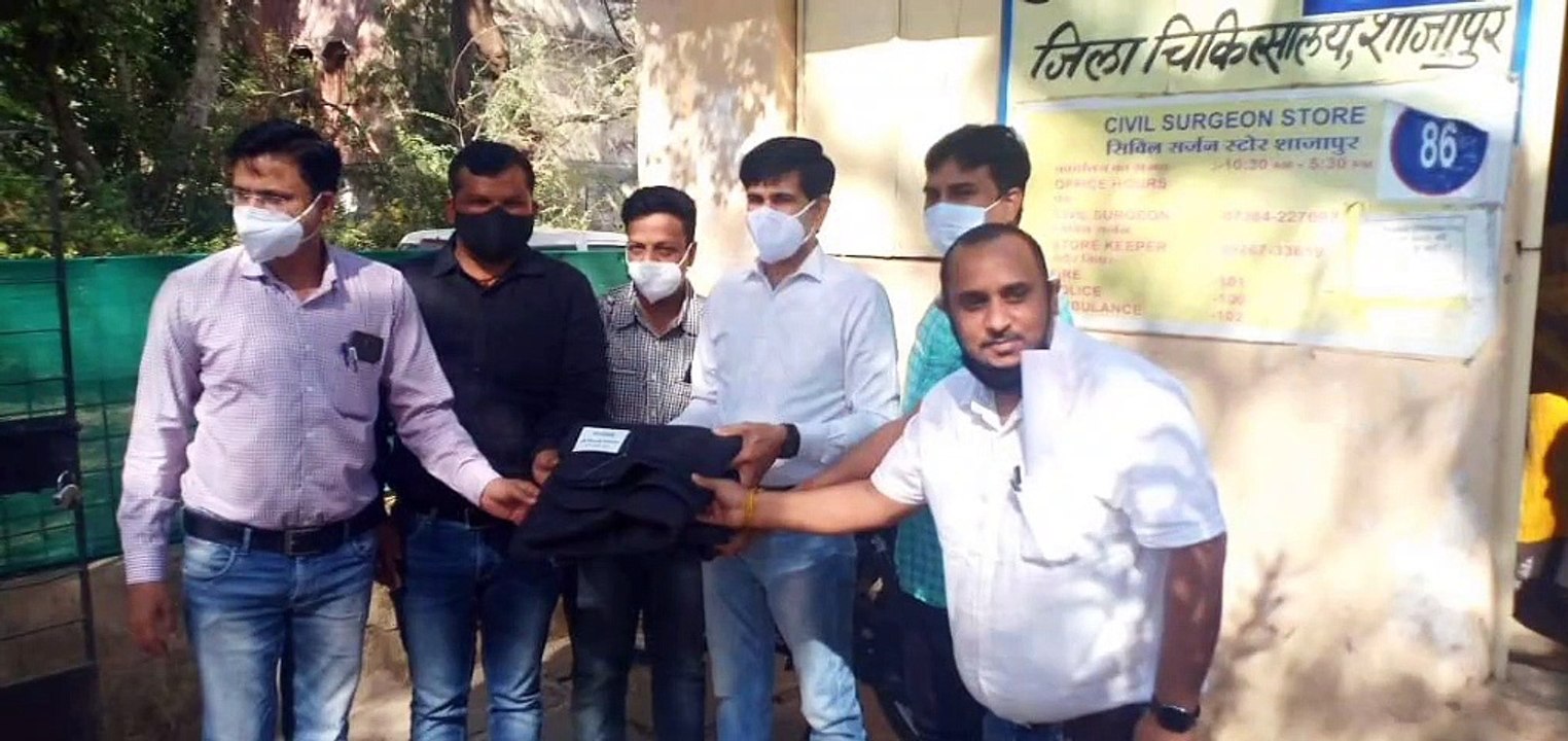 मरीजो एवं मरीजो के परिजनो को वितरण हेतु जिला चिकित्सालय को 150 कम्बल दिये