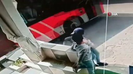Ayağının üzerinden otobüs geçti; ölümden kıl payı kurtuldu!