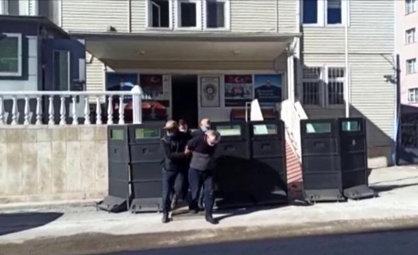 Son dakika gündem: FETÖ firarisi hükümlü, evinin yatak odasındaki gizli bölmede yakalandı