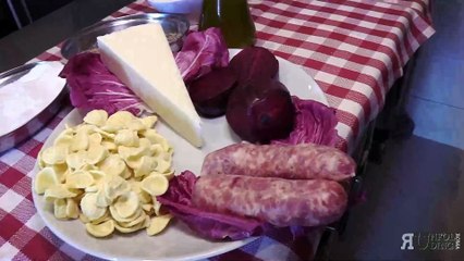 Orecchiette con salsiccia e rapa rossa e pecorino