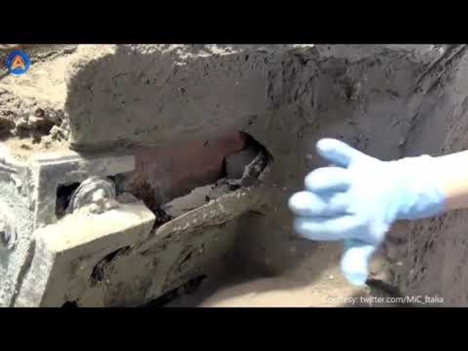 KERETA ROMAWI KUNO DITEMUKAN ARKEOLOG DEKAT POMPEII
