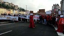 Manifestation des sages-femmes dans les rues de Grenoble le 8 mars, journée internationale pour le droit des femmes