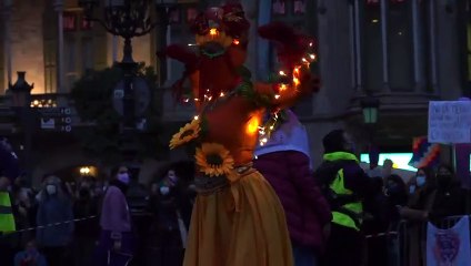 Una batocada anima la manifestació del 8-M de Barcelona