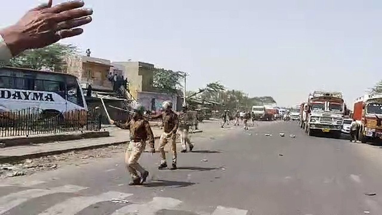 आरोपियों की गिरफ्तारी को लेकर हाइवे जाम, पुलिस ने किया बल प्रयोग