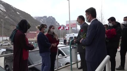 Şemdinli Belediye Başkanı Saklı, kadın çalışanlara karanfil ve gül dağıttı