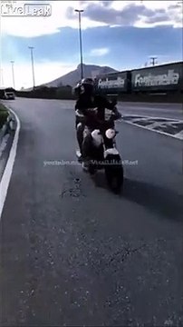 Regardez ce que pousse ce camion sur l'autoroute... Incroyable