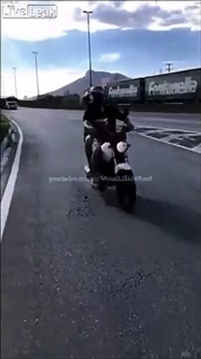 Regardez ce que pousse ce camion sur l'autoroute... Incroyable