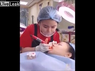 Elle se fait tatouer du rouge à lèvre