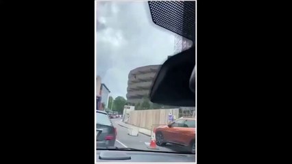 Pas d'ascenseur... pas grave il sait comment descendre rapidement