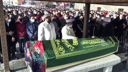 Trafik kazasında hayatını kaybeden Uzman Çavuş Öztürk ve ailesi son yolculuğuna uğurlandı