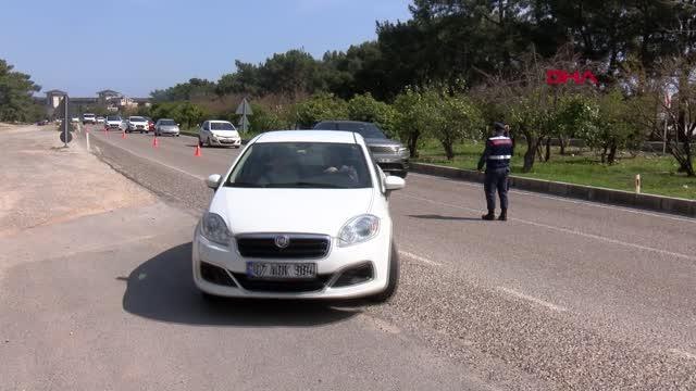 ANTALYA Kemer'de dinozor kostümüyle Kadınlar Günü kutlaması