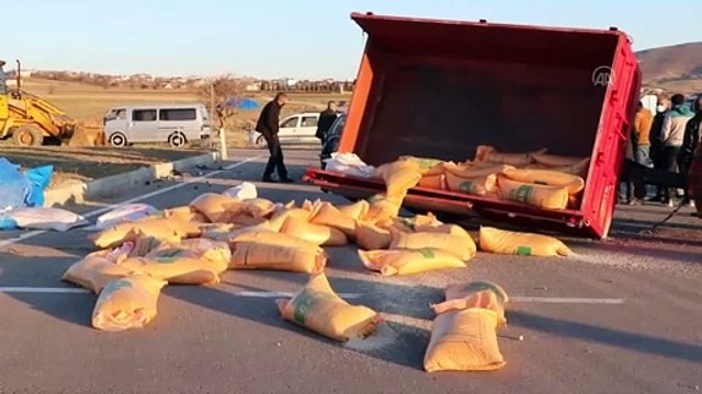 ELAZIĞ - Otomobil gübre yüklü traktör römorkuna çarptı: 4 yaralı