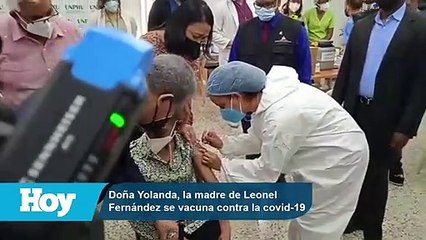 Madre de Leonel Fernández se vacuna contra el COVID-19