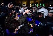Son dakika haberleri... İstiklal Caddesinde izinsiz yürüyüş yapmak isteyen kadınları polis durdurdu