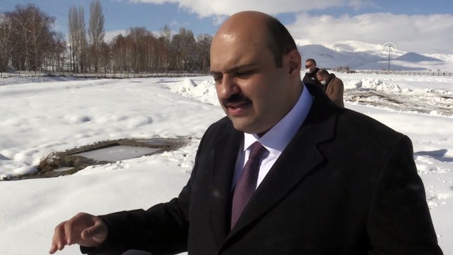 ERZURUM - Kaynak suyu üzerinde oluşan köpüklerin yanması vatandaşların ilgisini çekiyor