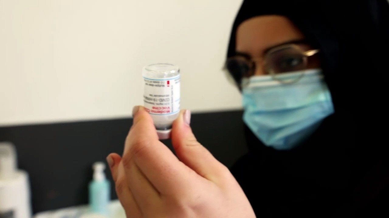 إسرائيل تبدأ تطعيم العمال الفلسطينيين حملة التصاريح ضد كورونا