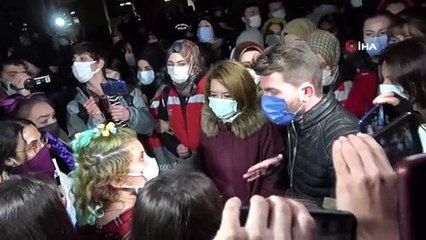 İstiklal Caddesinde izinsiz yürüyüş yapmak isteyen kadınları polis durdurdu