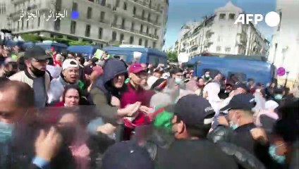 النساء الجزائريات في الشارع من أجل حقوقهن وضد السلطة