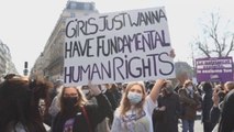 Miles de mujeres reivindican en París su papel en la lucha contra la covid