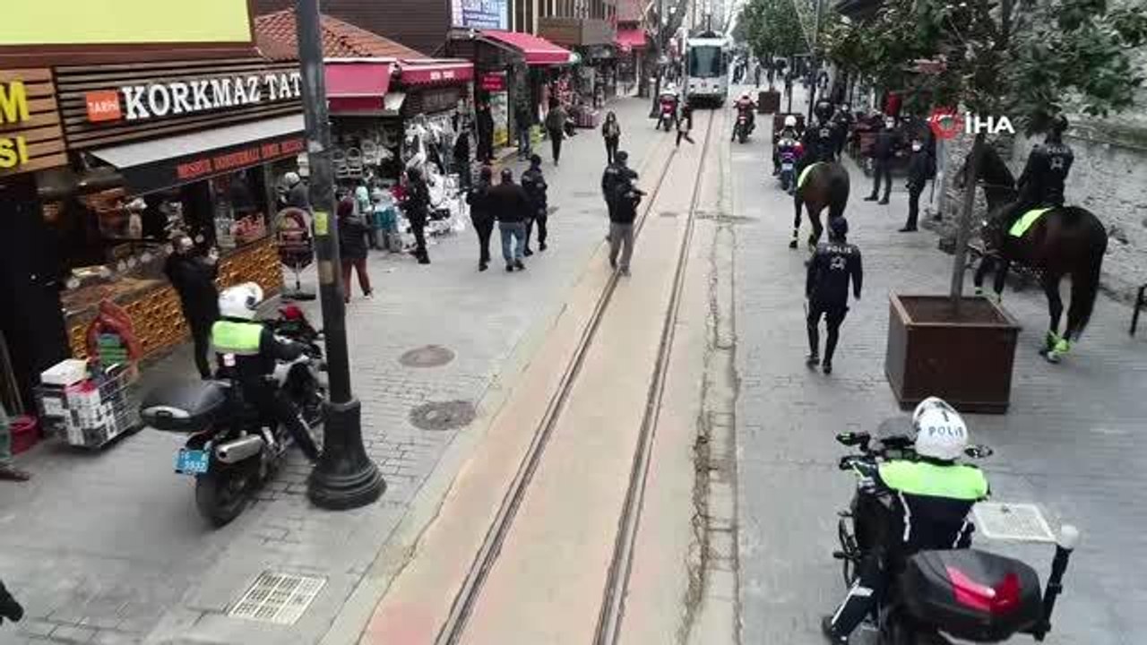 Son dakika haberleri! - Bursa'da kadın polisler 8 Mart Dünya Kadınlar Gününü karanfil dağıtarak kutladı