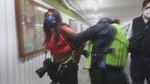 Policías mexicanos golpean a periodistas que cubrían el Día de la Mujer
