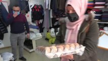 Evinin geçimi için kapı kapı gezerek yumurta satıyor