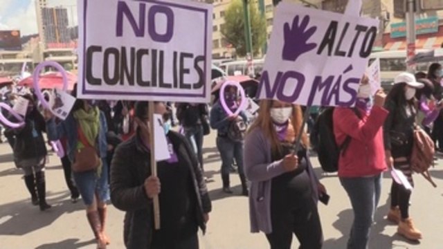 Miles de mujeres marchan contra patriarcado y femicidio en Ecuador y Bolivia