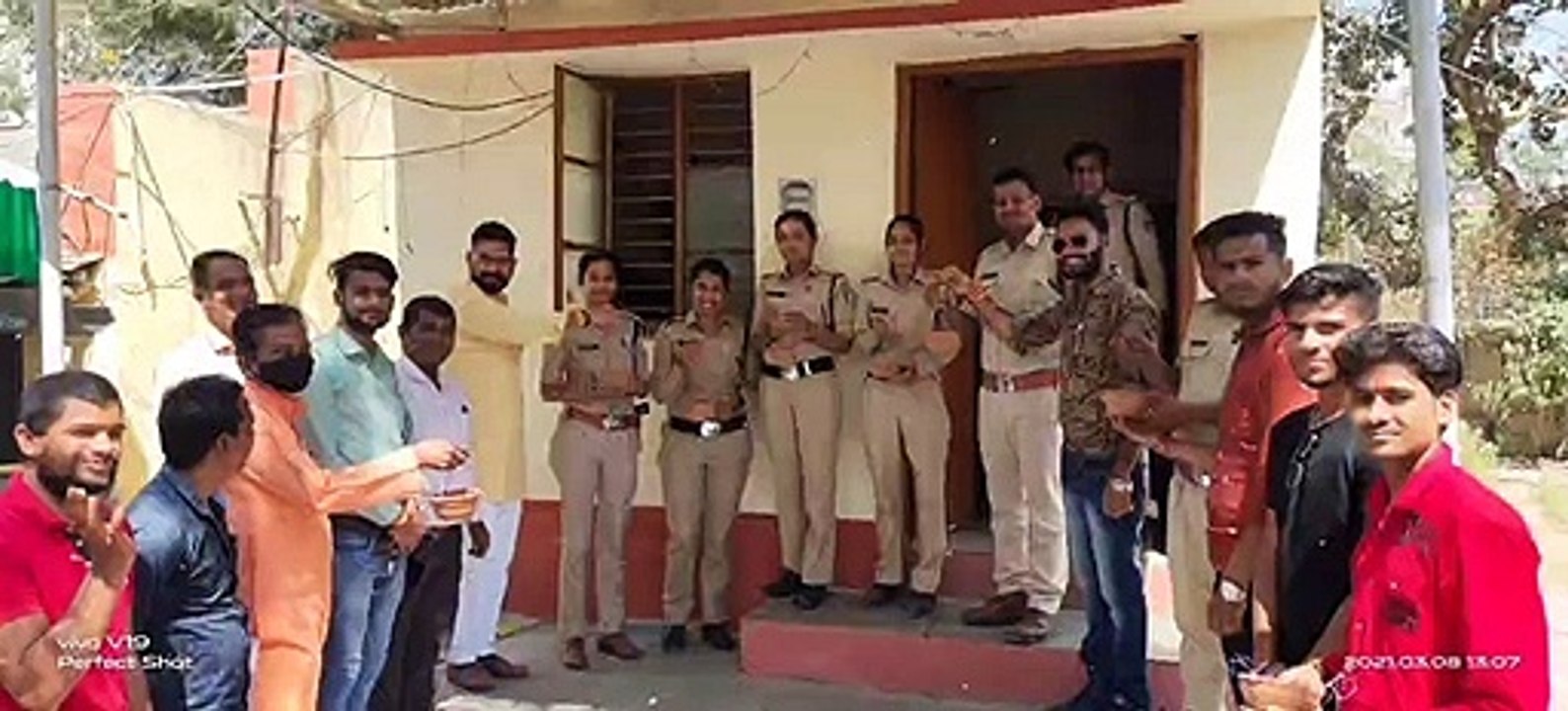 सामाजिक संस्था वी केयर ने 120 कामकाजी व समाजसेवी महिलाओं का किया सम्मान