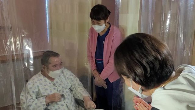 [더뉴스] 요양병원서 14개월 만에 만난 가족... 비접촉 면회 / YTN