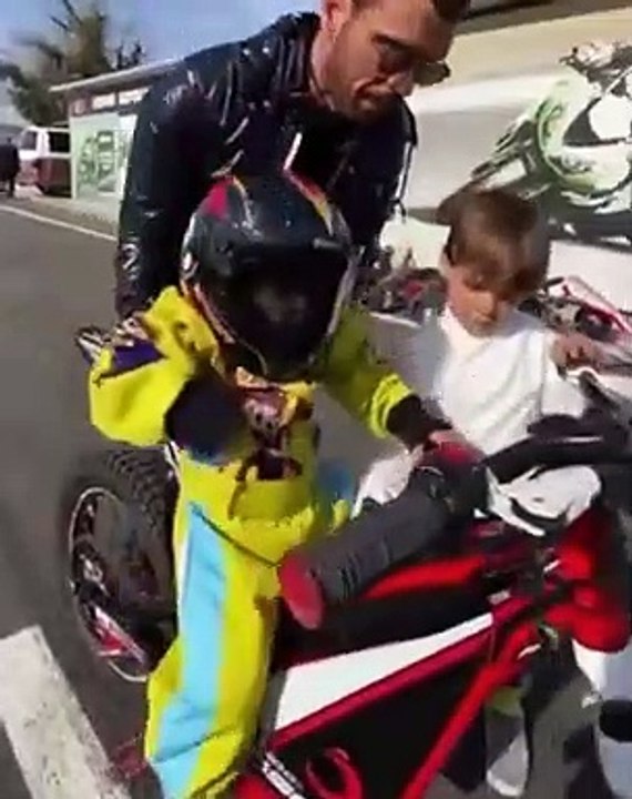 Kenan Sofuoğlu, 2 yaşındaki oğlu motosiklet kullandığı anları paylaştı