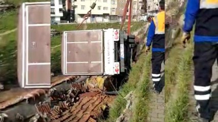 Babasından izinsiz kamyoneti aldı, gecekondunun çatısına uçtu